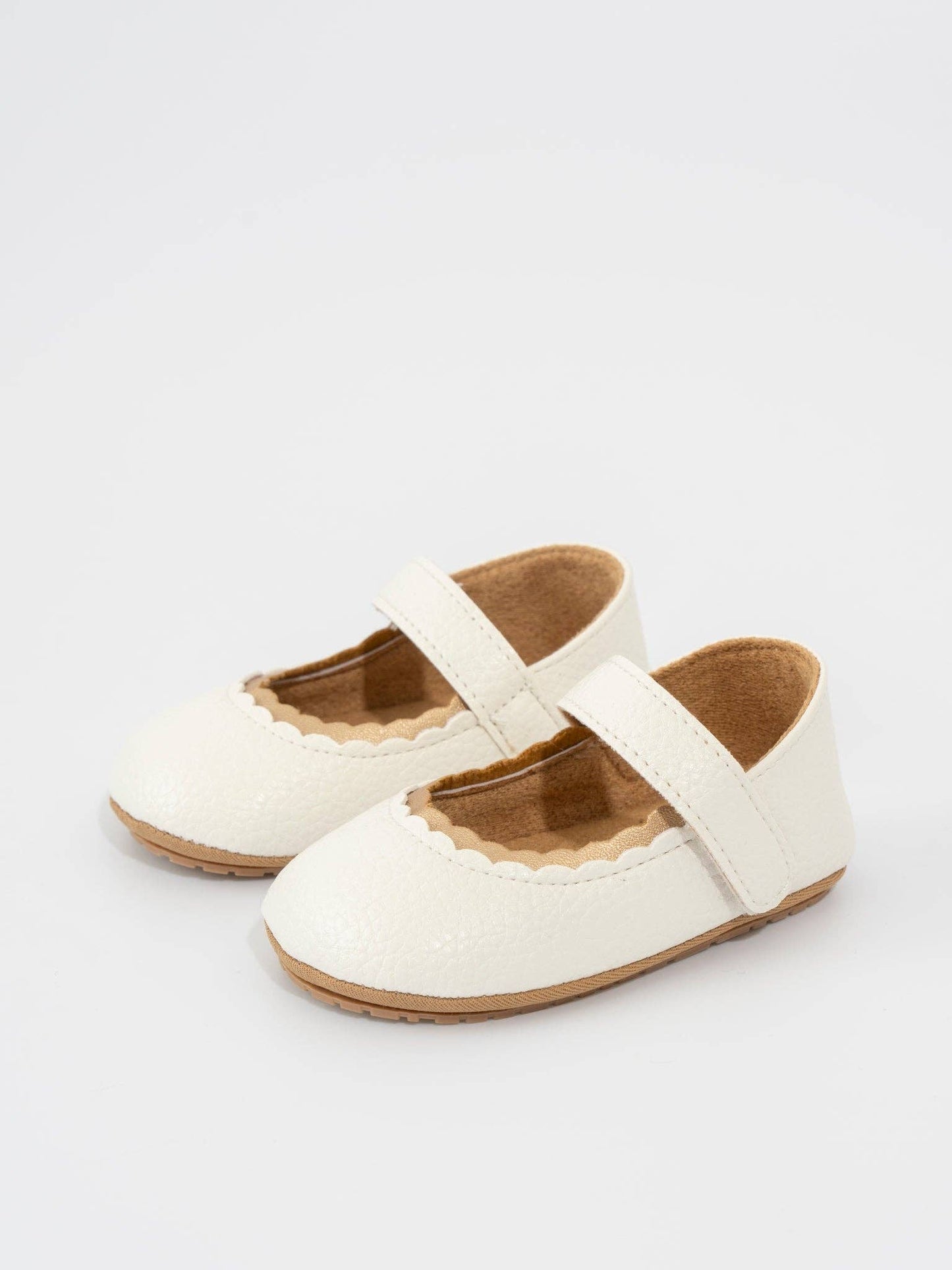 Scalloped Toe Mary Jane Baby Shoe White: 12/18MOS