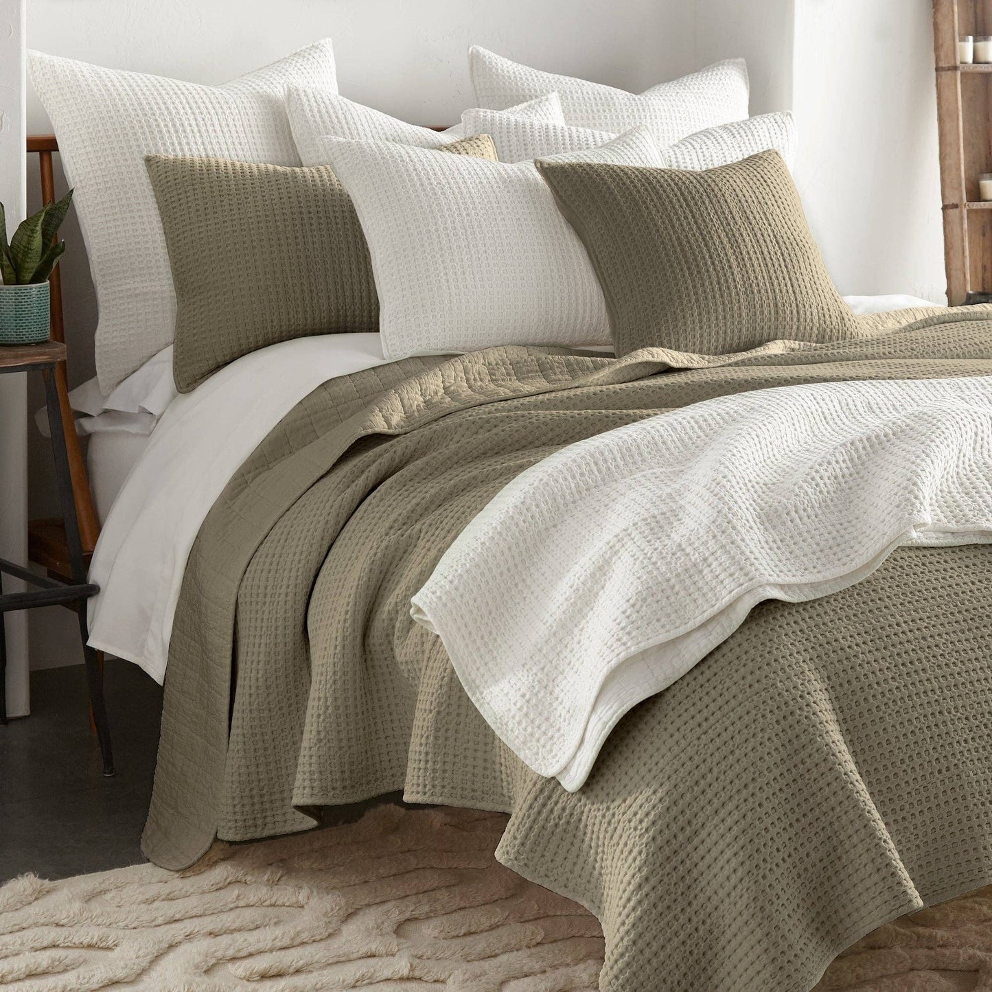 Mills Waffle Quilt Set: White / Full/Queen