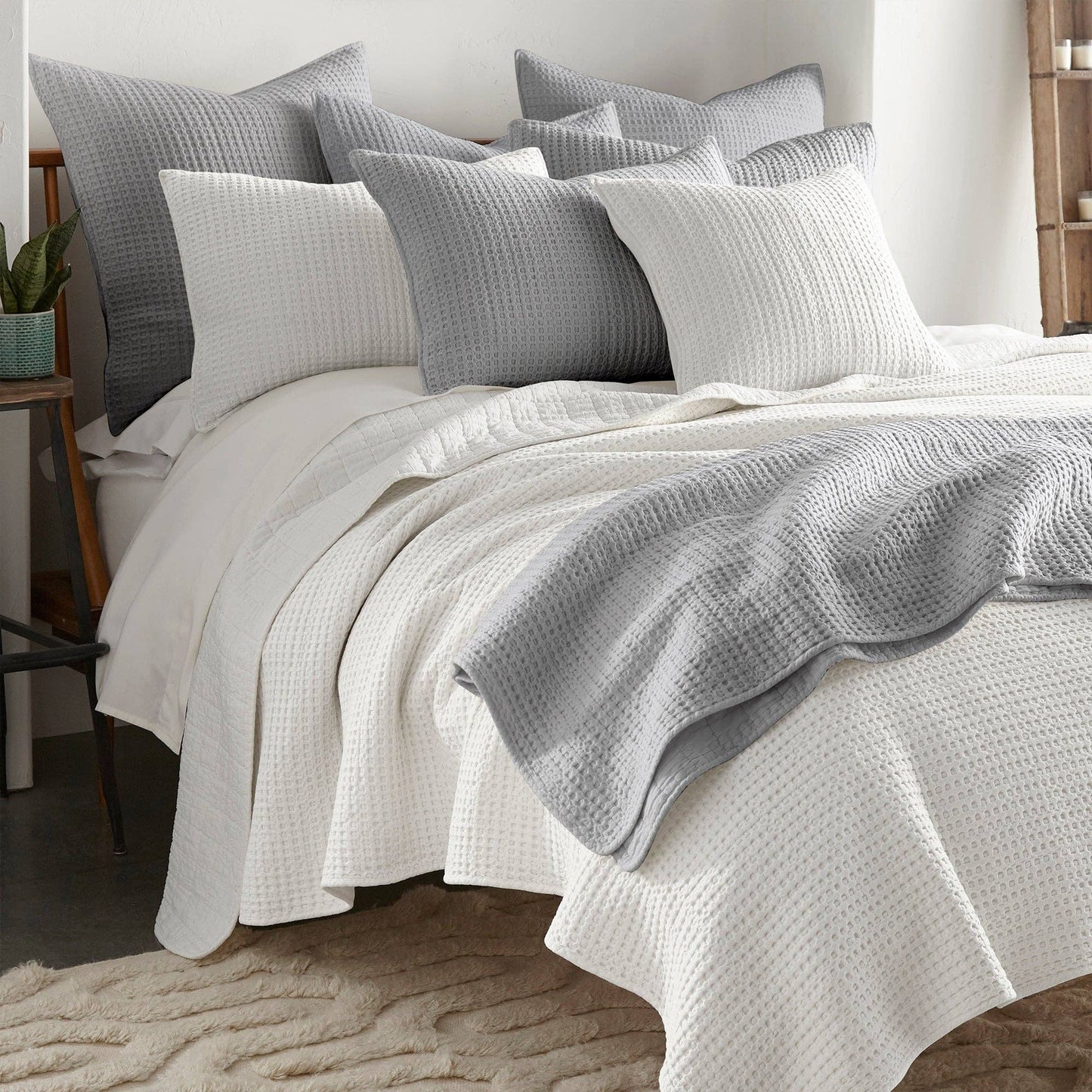Mills Waffle Quilt Set: White / Full/Queen